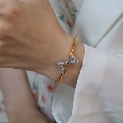 LUXEIFY VOLTE UPSITE DOWN GOLD DIAMOND BRACELET