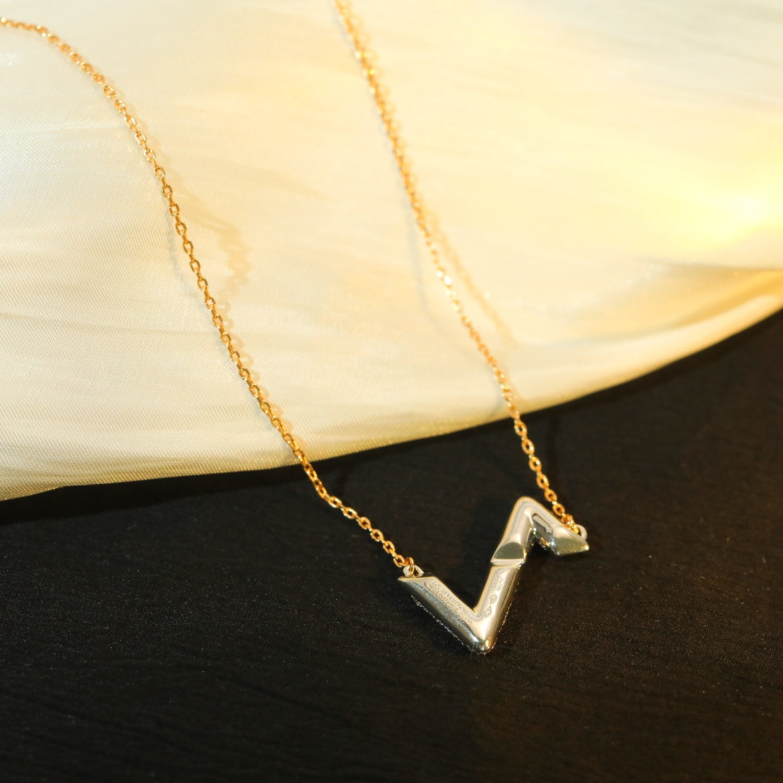 LUXEIFY VOLT SILVER DIAMOND PEDANT NECKLACE