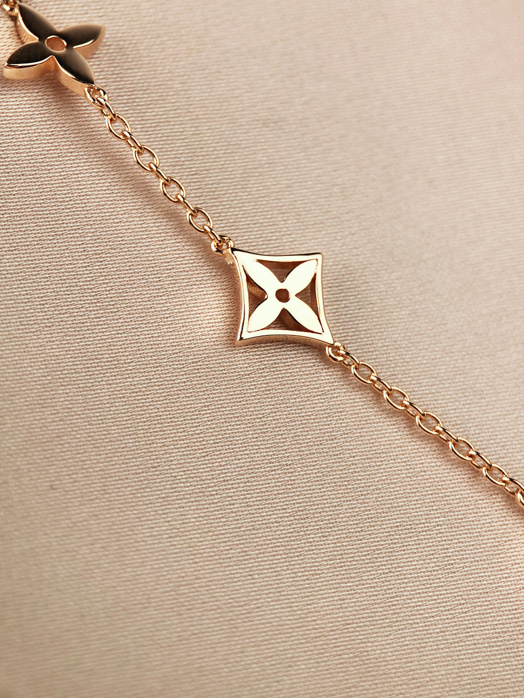 LUXEIFY STAR AND SUN 7 MOTIFS GOLD BRACELET