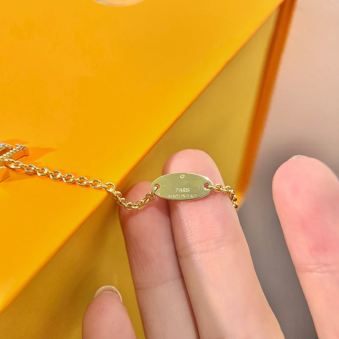 LUXEIFY LOGO STAR MOTIF GOLD BRACELET