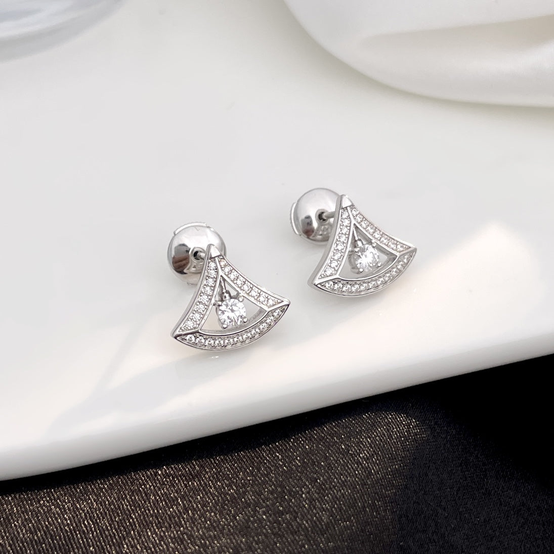 LUXEIFY DREAM MINI DIAMOND STUD EARRINGS