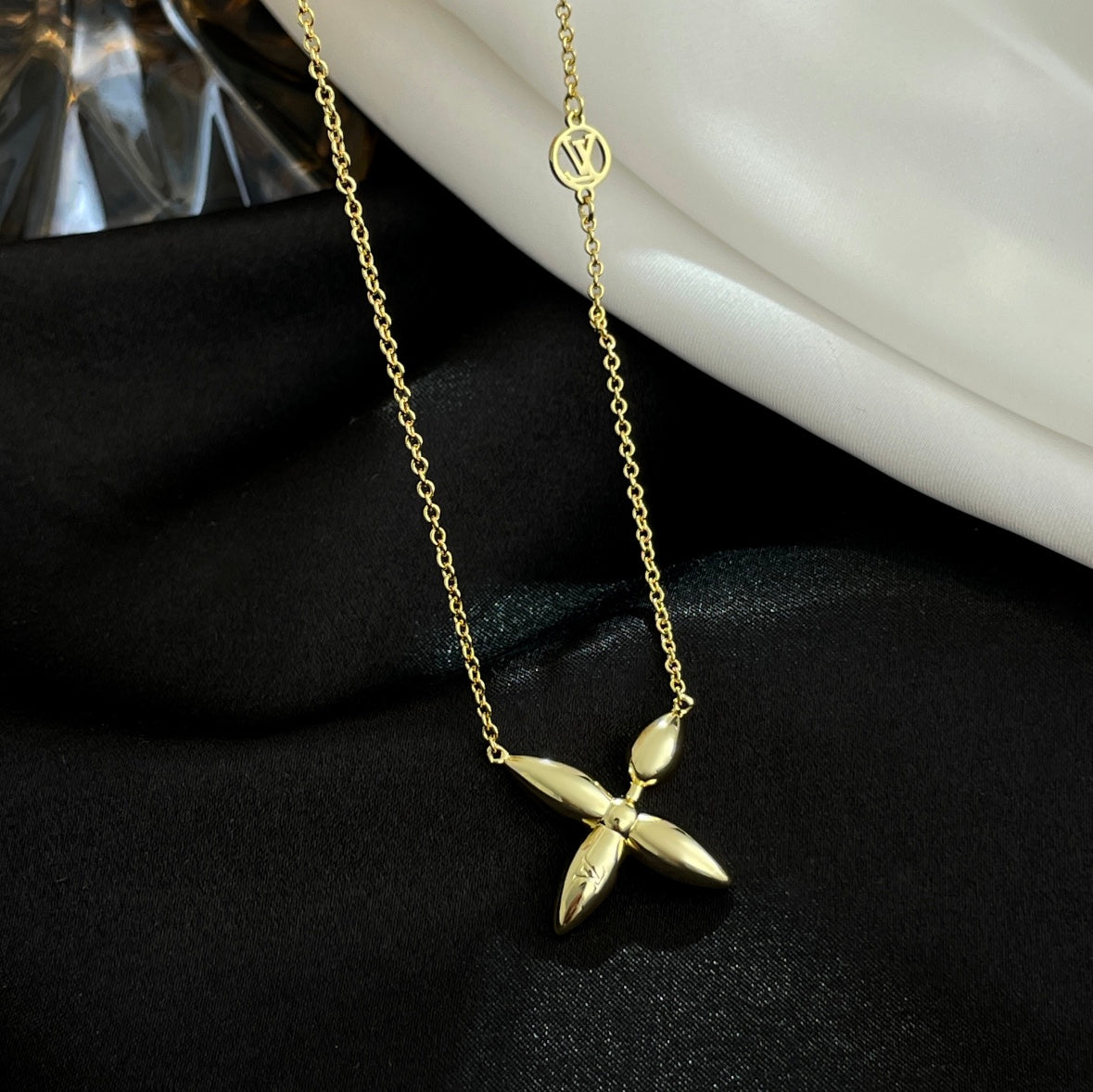 LUXEIFY LOUISETTE GOLD NECKLACE