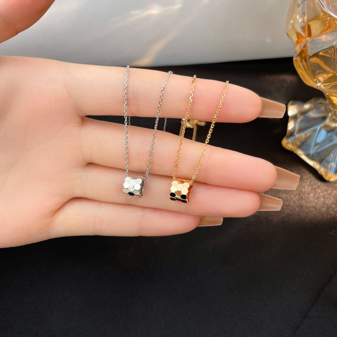LUXEIFY BEE MINI NECKLACE