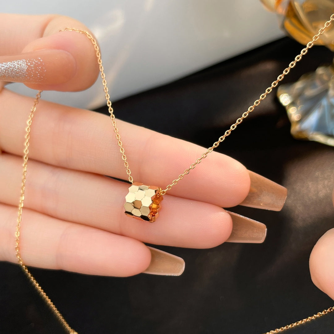 LUXEIFY BEE MINI NECKLACE