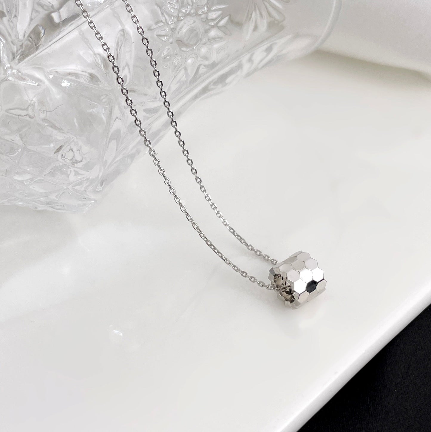LUXEIFY BEE MINI NECKLACE