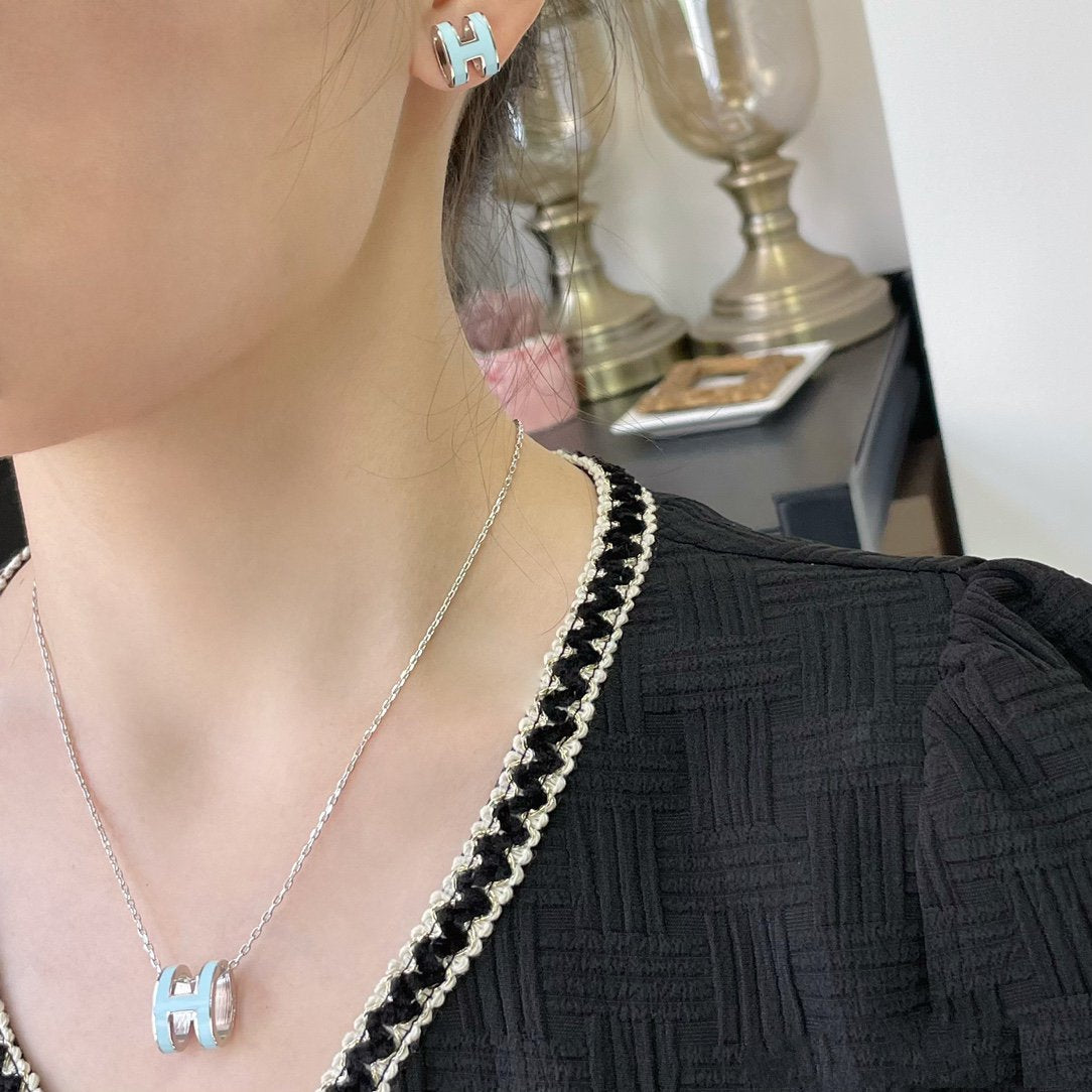 LUXEIFY POP H SKY BLUE NECKLACE