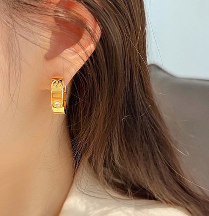 LUXEIFY LOVE 5.5MM 1 DIAMOND EARRINGS
