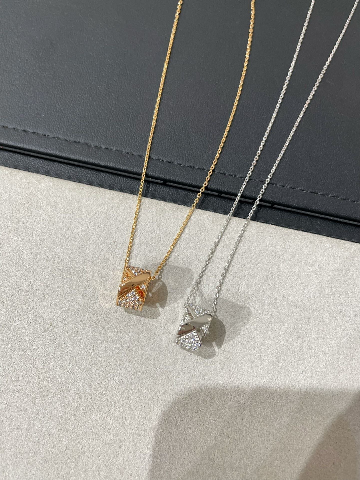LUXEIFY LIENS EVIDENCE DIAMOND PAVED NECKLACE