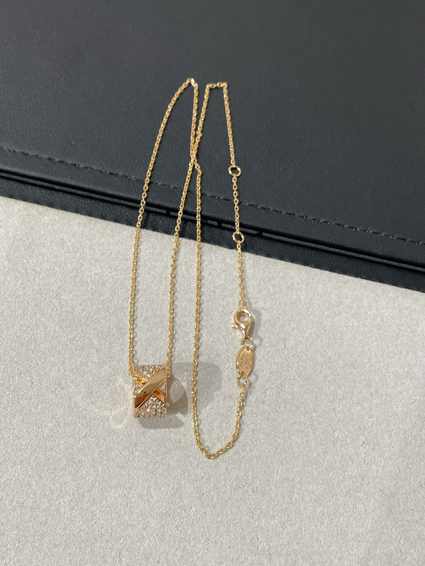 LUXEIFY LIENS EVIDENCE DIAMOND PAVED NECKLACE