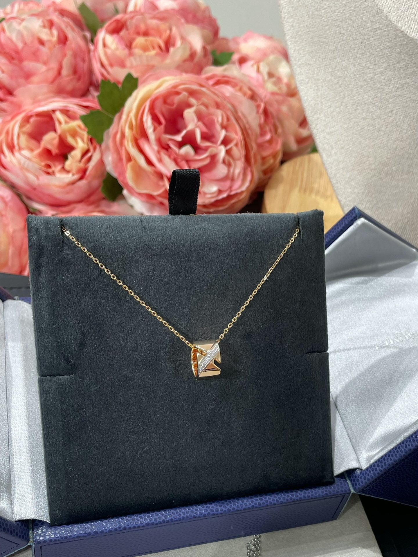LUXEIFY LIENS EVIDENCE DIAMOND NECKLACE