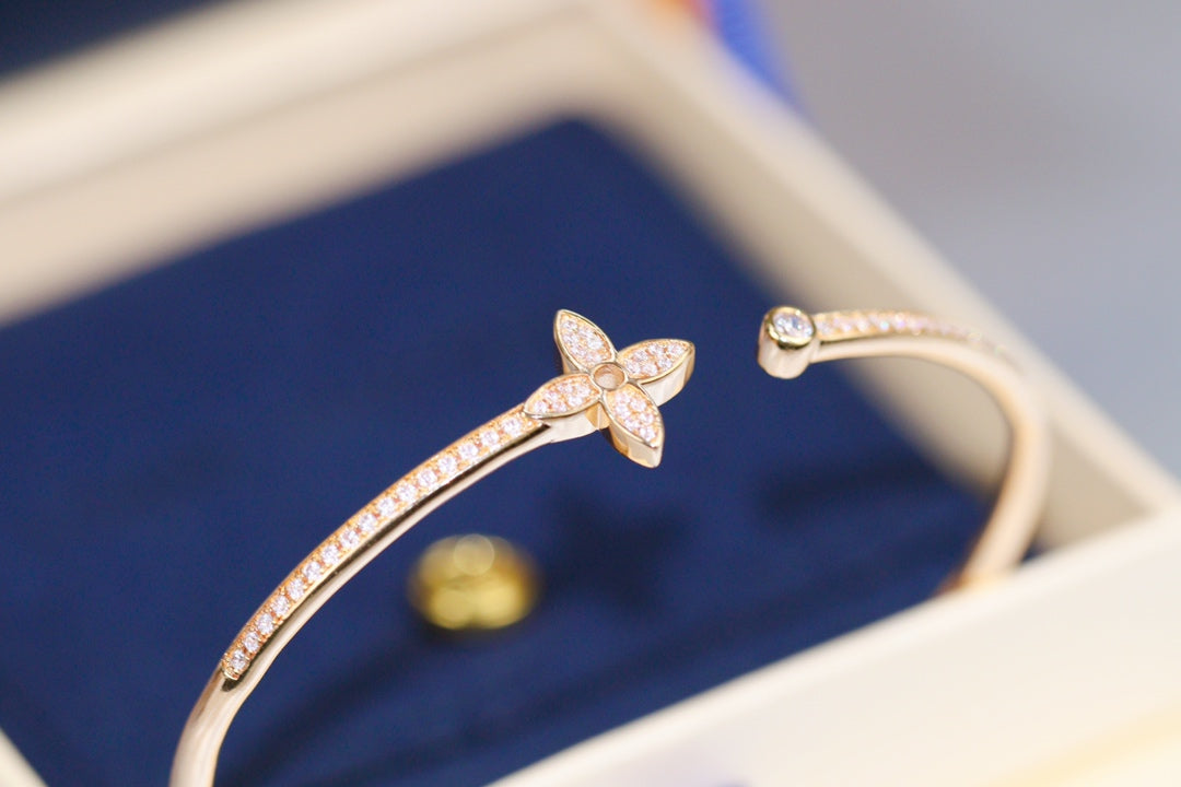 LUXEIFY IDYLLE PINK GOLD OPEN BRACELET DIAMOND PAVED