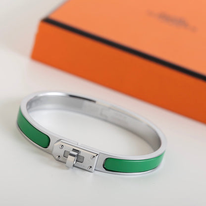 LUXEIFY HM KELLY GREEN BRACELET