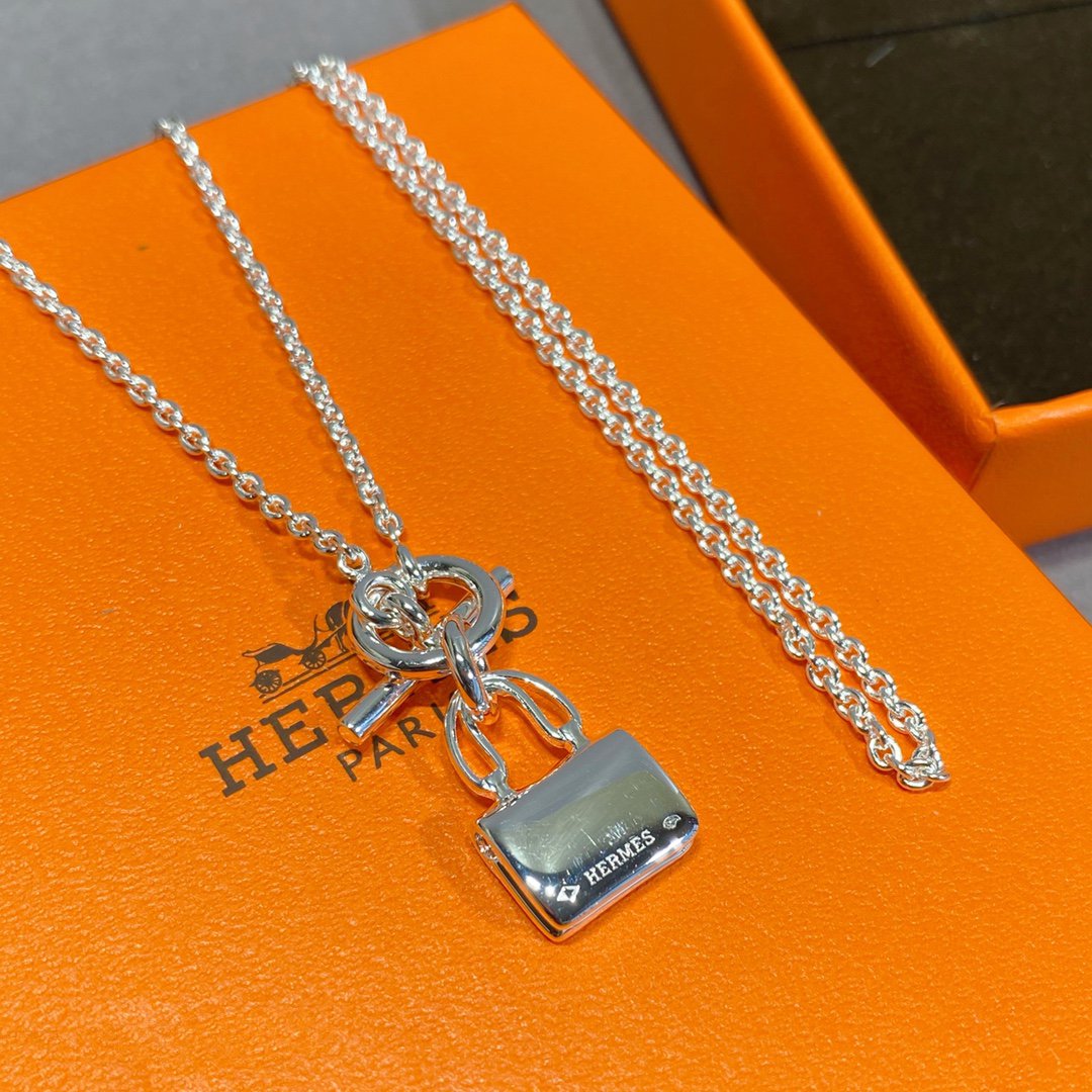 LUXEIFY CONSTANCE PEDANT SILVER NECKLACE