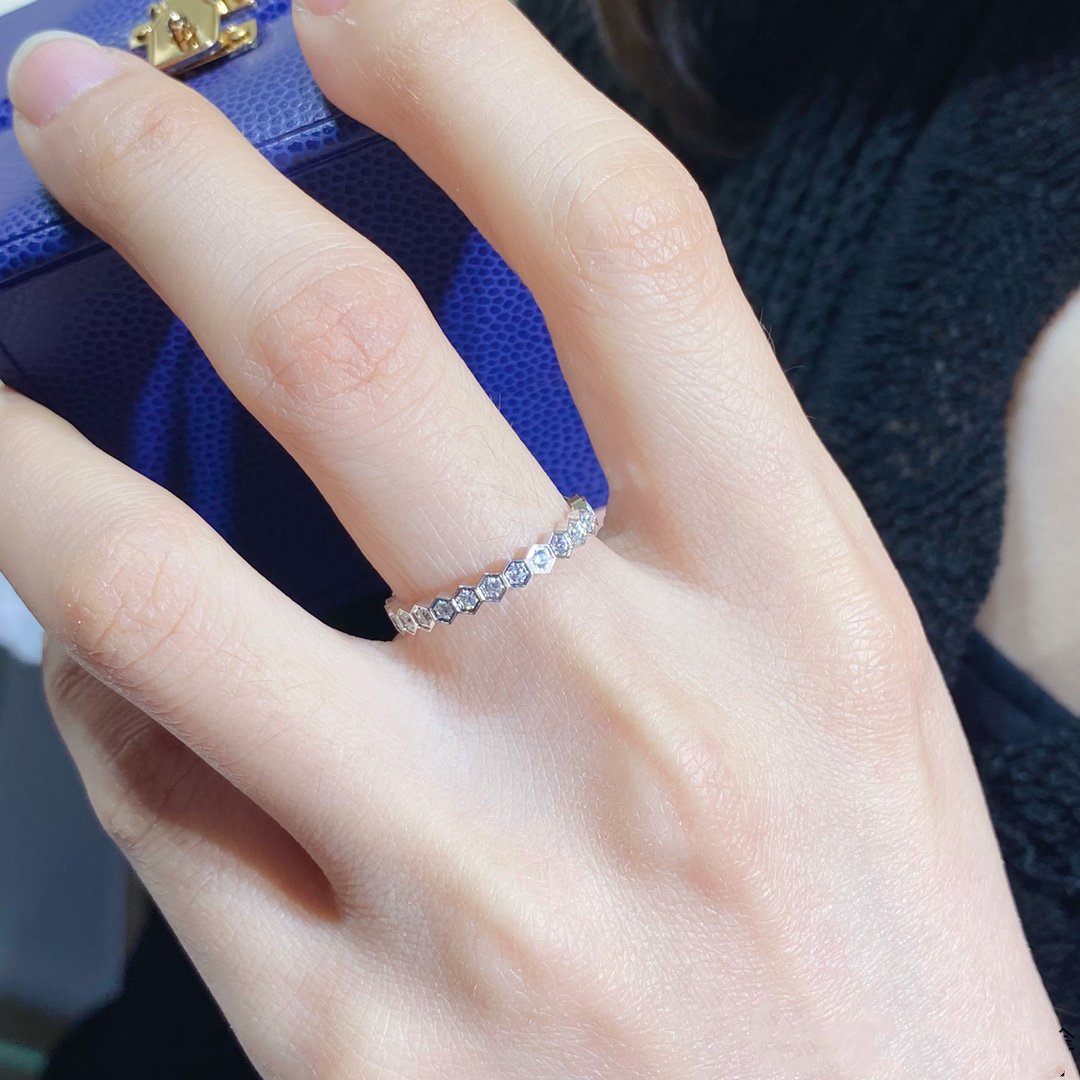 LUXEIFY BEE LOVE DIAMOND PAVED SMALL RING