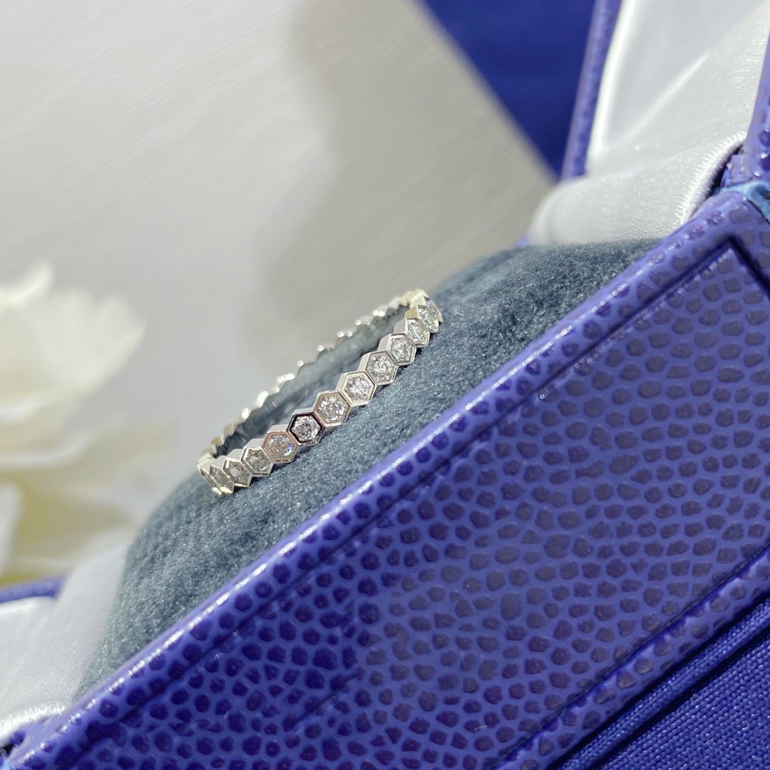 LUXEIFY BEE LOVE DIAMOND PAVED SMALL RING