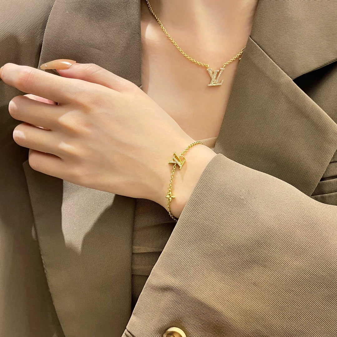 LUXEIFY LOGO STAR MOTIF GOLD BRACELET