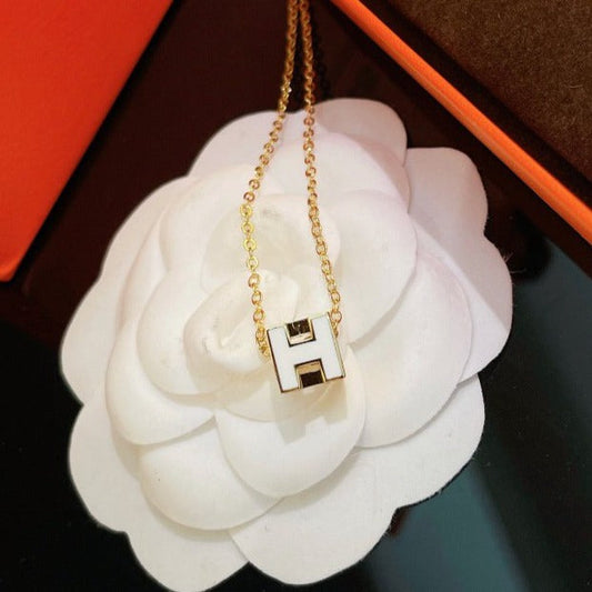 LUXEIFY H WHITE SQUARE GOLD NECKLACE
