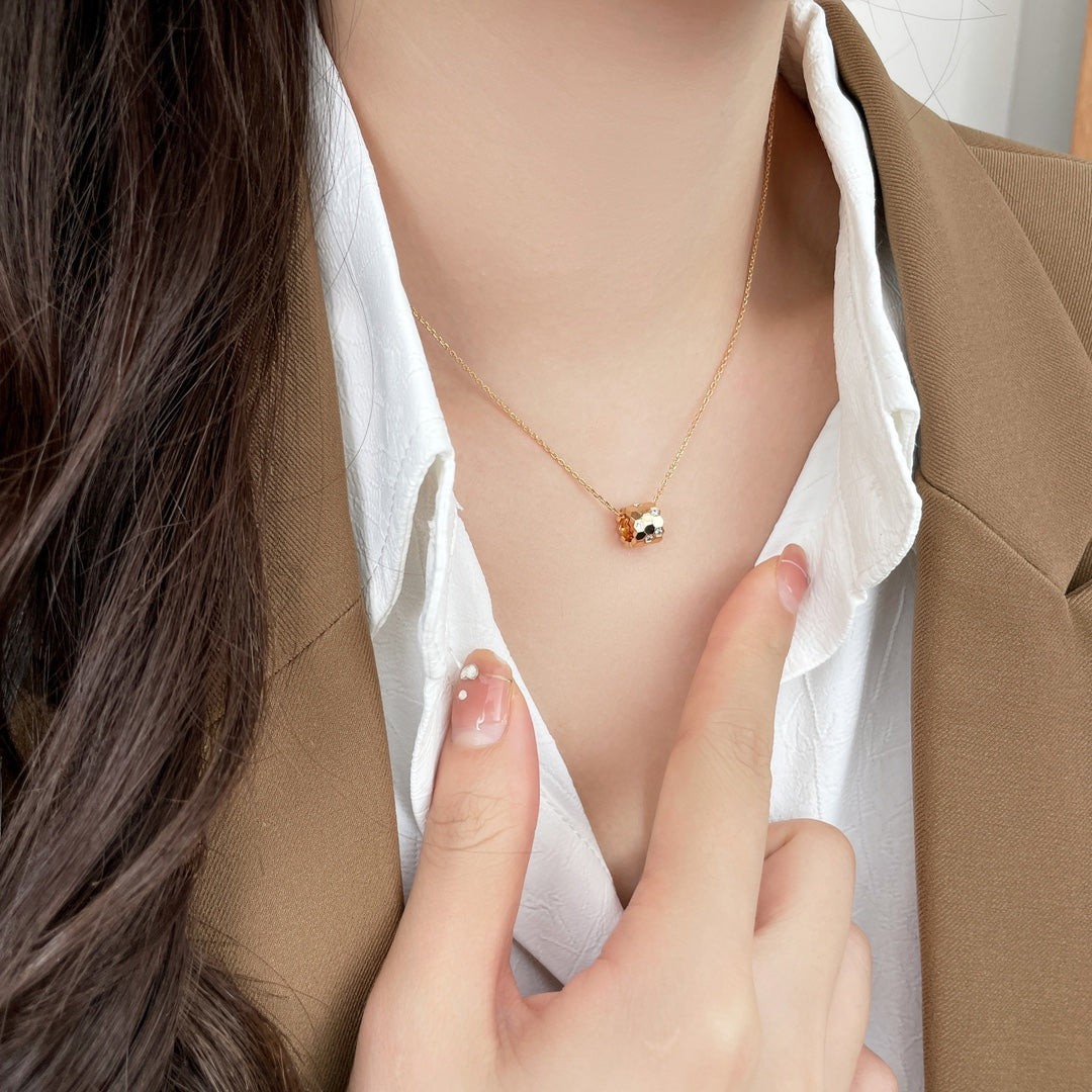 LUXEIFY BEE MINI PEDANT DIAMOND NECKLACE