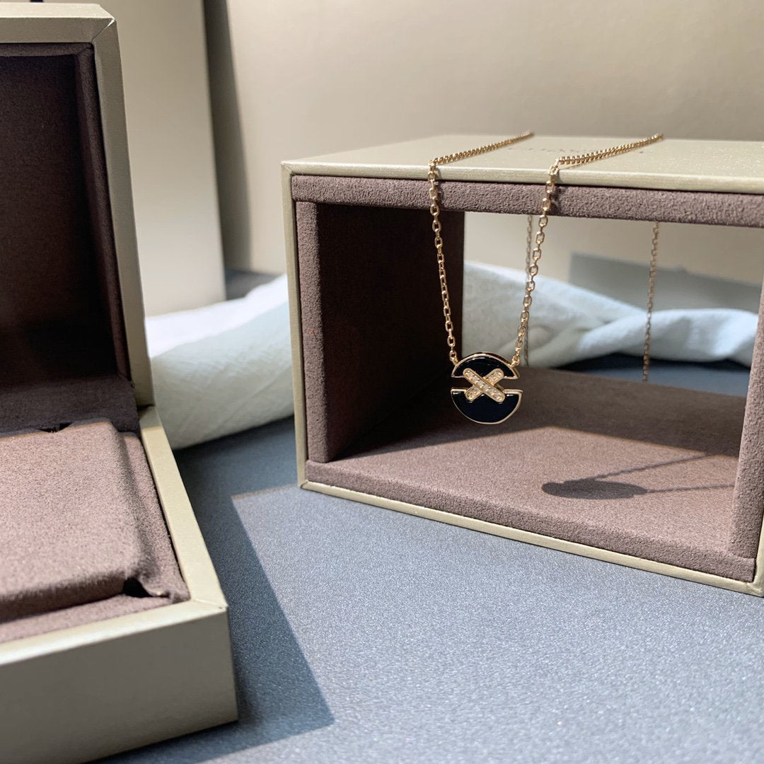 LUXEIFY JEUX DE PINK GOLD DIAMOND NECKLACE