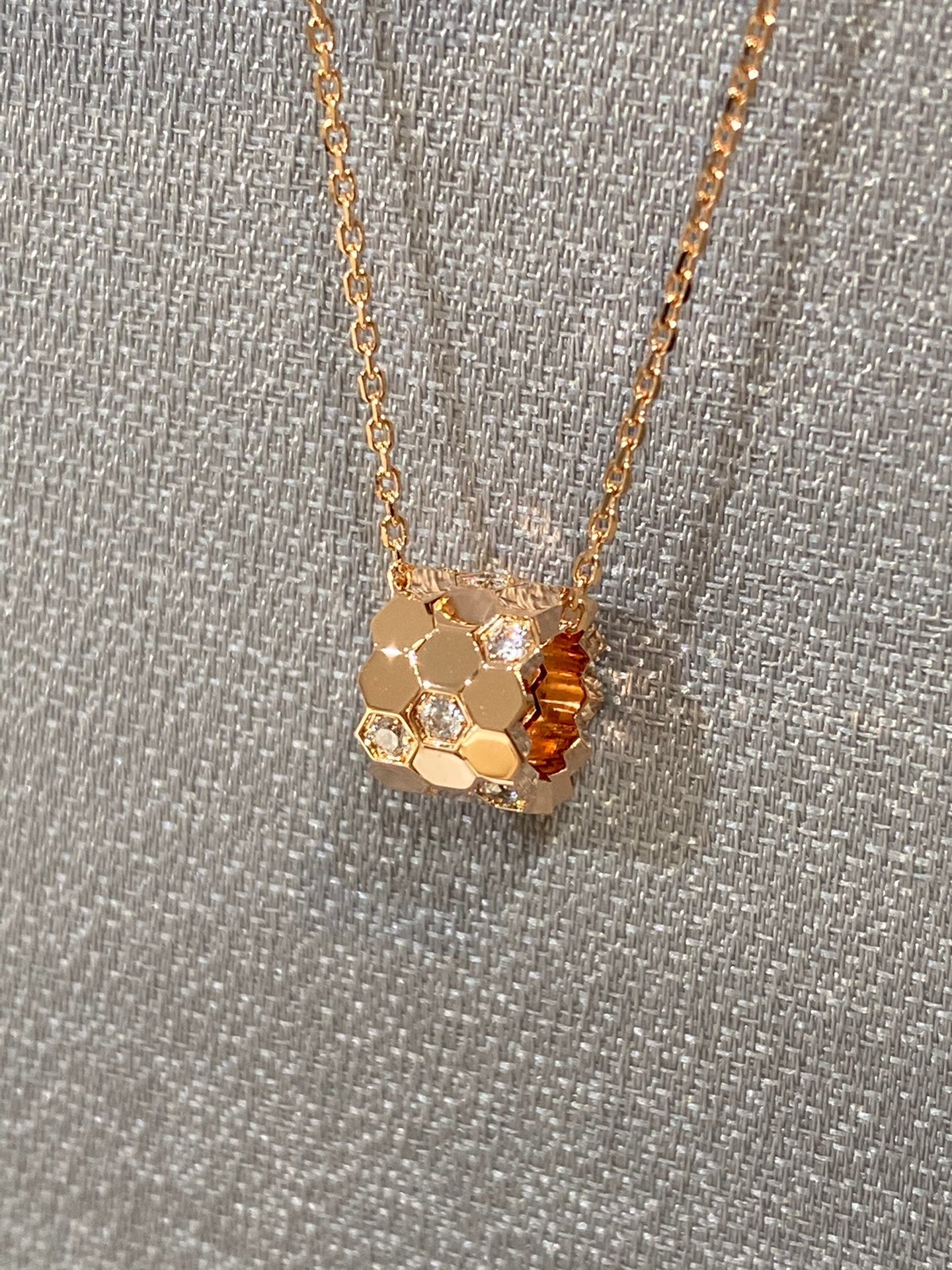LUXEIFY BEE LOVE DIAMOND NECKLACE
