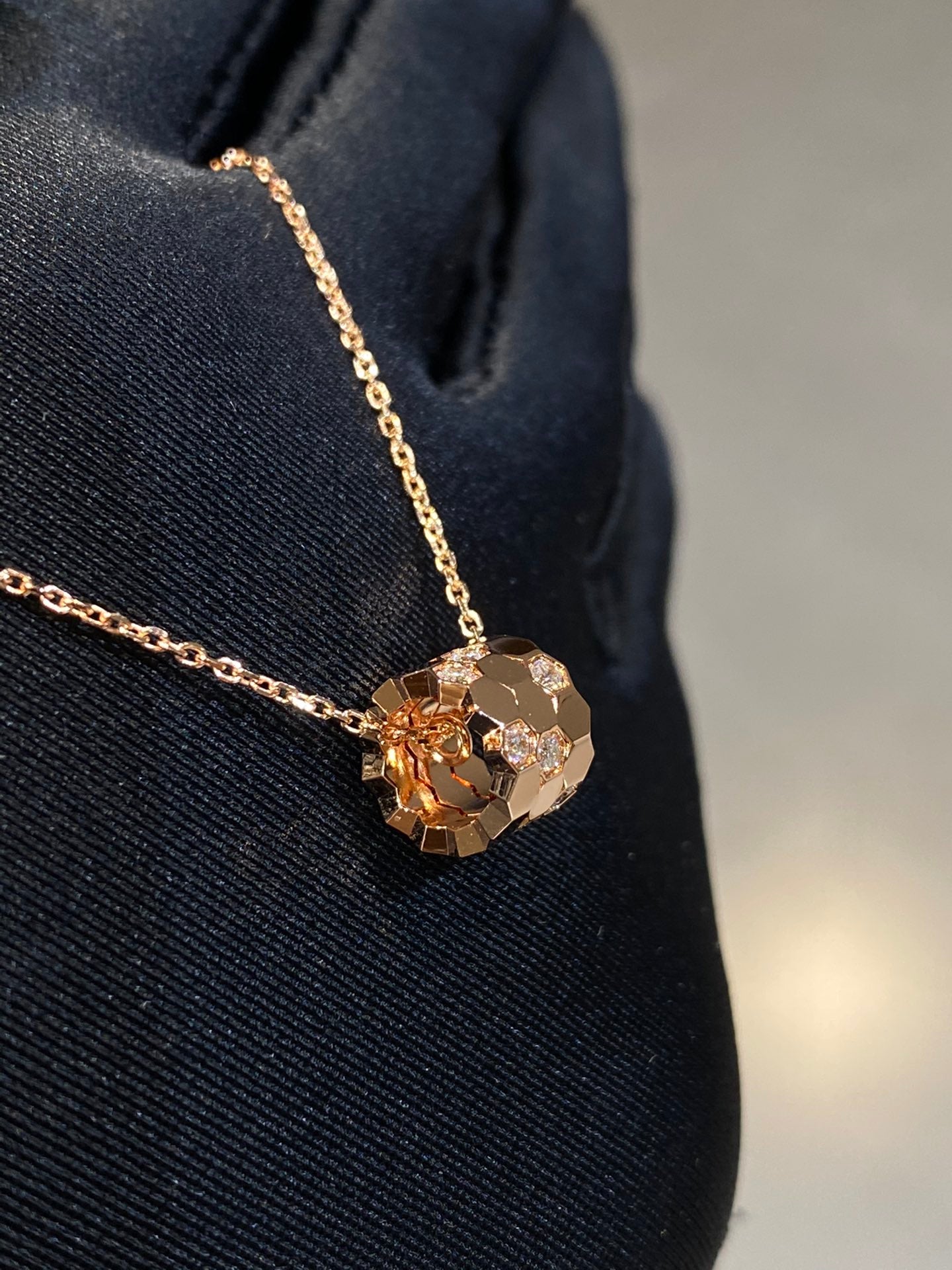 LUXEIFY BEE LOVE DIAMOND NECKLACE