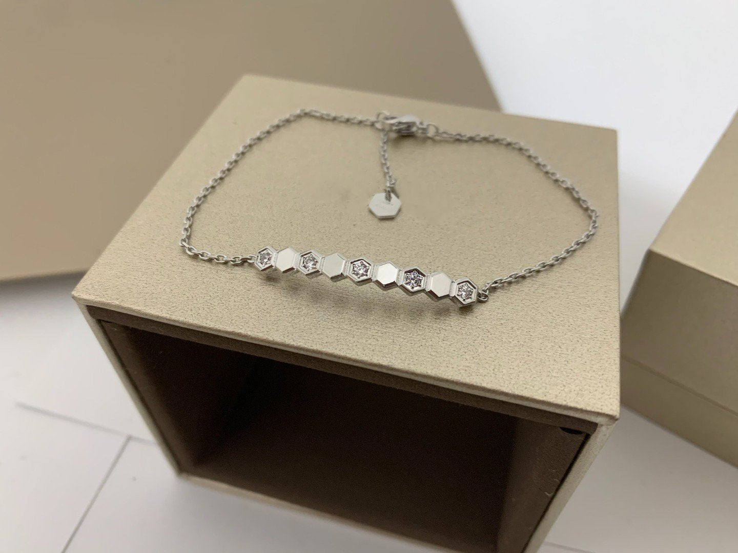 LUXEIFY BEE LOVE BRACELET DIAMOND
