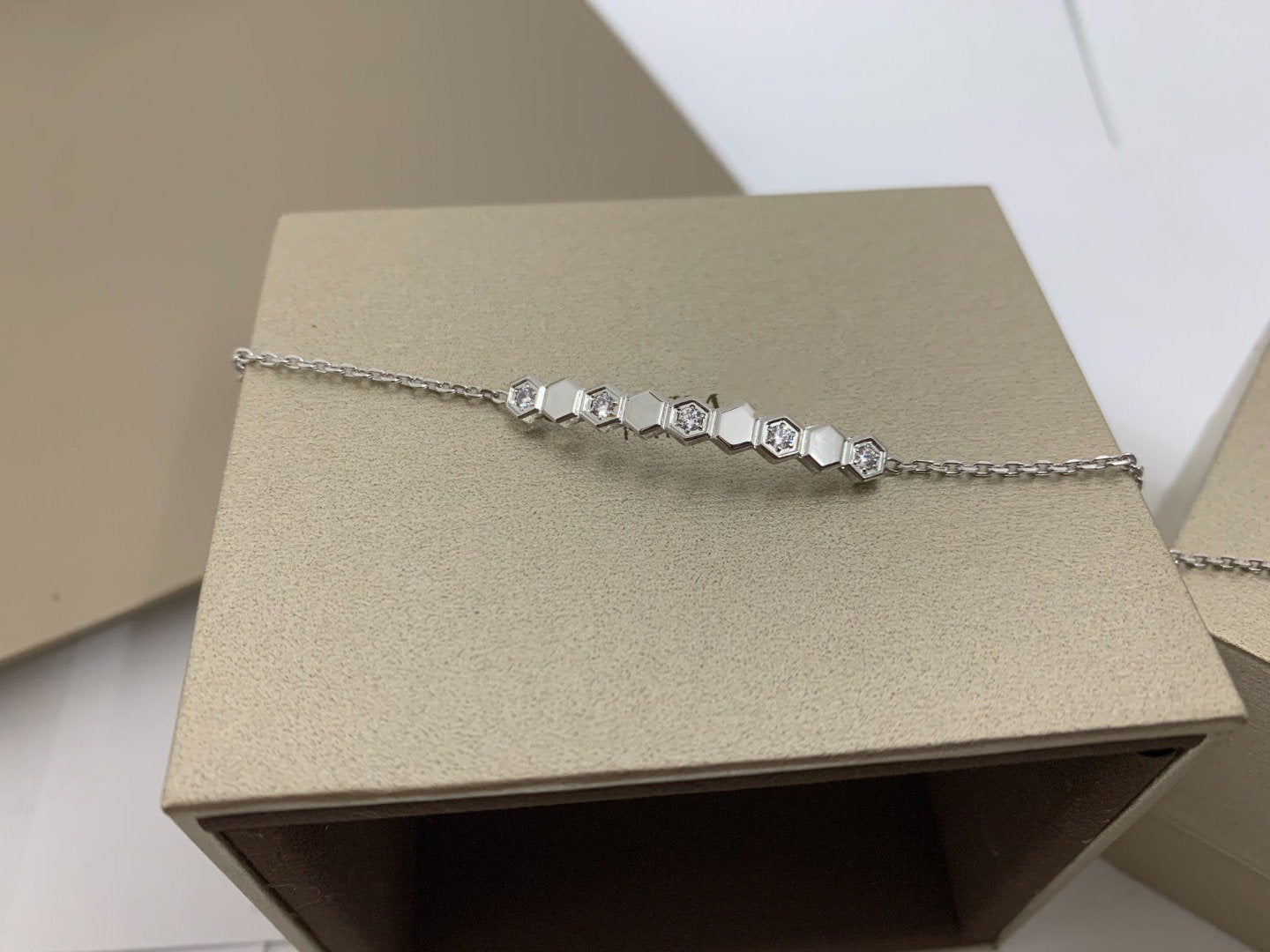LUXEIFY BEE LOVE BRACELET DIAMOND