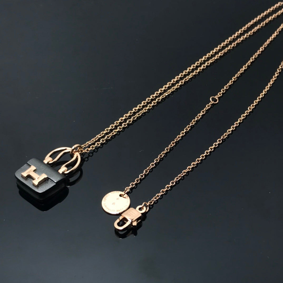LUXEIFY WOMEN'S HM AMULETTES CONSTANCE PENDANT NECKLACE