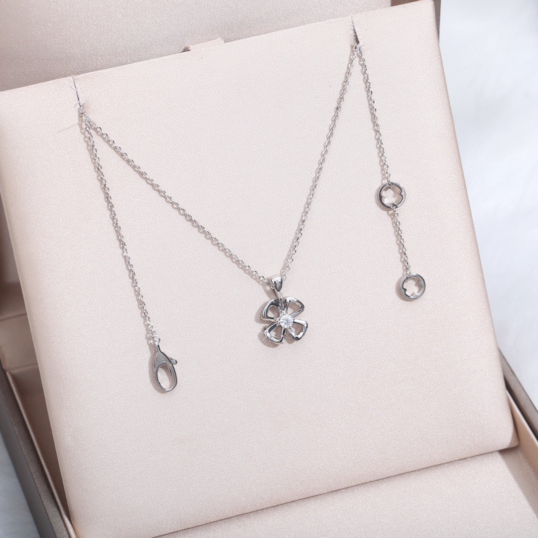 LUXEIFY FIOREVER NECKLACE DIAMOND CENTER